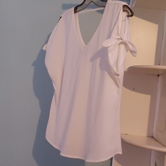 White blouse - Picture 4 of 4